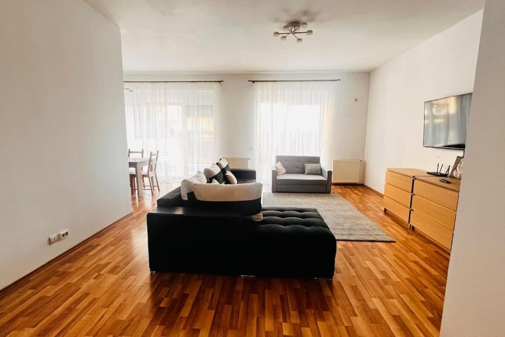 Otopeni Airport Apartment With Private Garden Luaran gambar