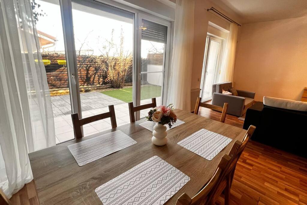 Otopeni Airport Apartment With Private Garden Luaran gambar