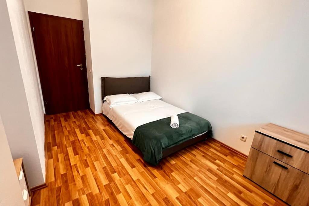 Otopeni Airport Apartment With Private Garden Luaran gambar