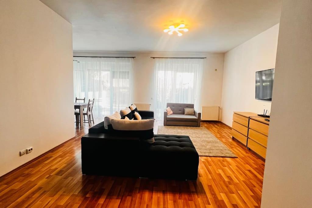 Otopeni Airport Apartment With Private Garden Luaran gambar