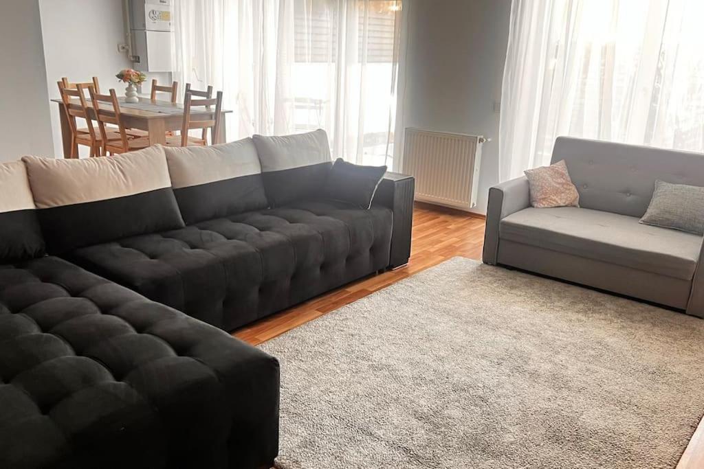 Otopeni Airport Apartment With Private Garden Luaran gambar