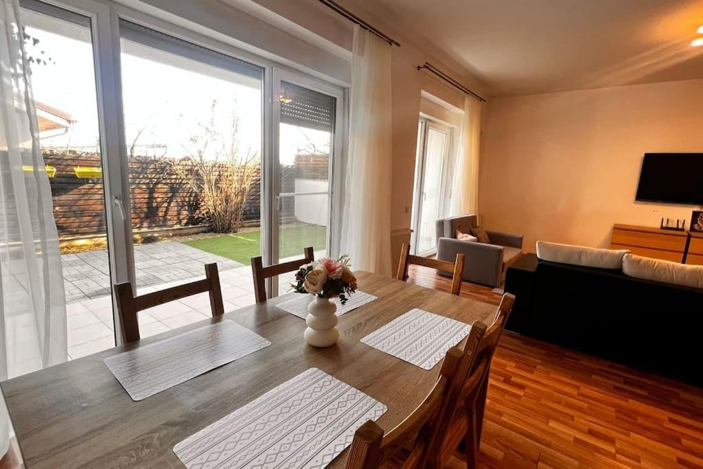 Otopeni Airport Apartment With Private Garden Luaran gambar