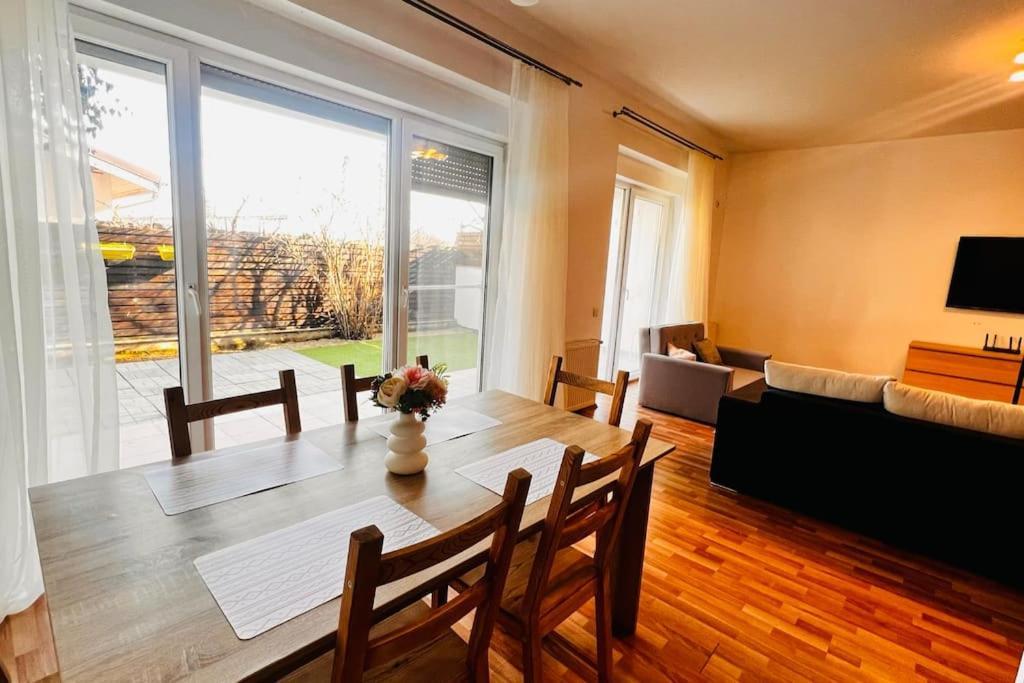 Otopeni Airport Apartment With Private Garden Luaran gambar